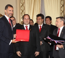 Su Alteza Real el Príncipe de Asturias recibe las Llaves de la Ciudad de Asunción